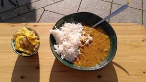 Linsendal mit Gemüsebeilage at Curry-Karma in Neu-ulm