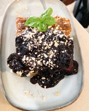 Veganer Toffee-Kuchen mit Blaubeeren  at Ses Cosines Restaurant in Mallorca