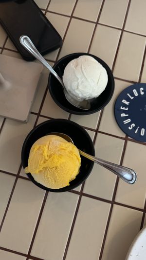 Mango ijs  at Super Loco - Customs House in Central Singapore
