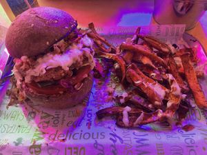 Hamburguesa de “pollo” vegana. Con batata  at La Huerta de Almería - Hortaleza in Madrid