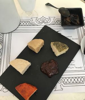 Vegan cheeses platter with jams at Estando Contigo in Madrid