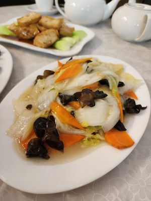 Cabbage with black fungus and vinegar at Barilla Dumplings 百味饺子酒楼 in Auckland