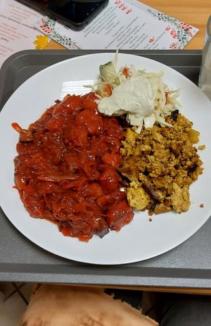 Noky s řepovým zelí a tofu, tofíčka a salátek s dipíkem. Pokud si dáváte polévku, tak není to na váhu, ale na porci. Takže kdo si víc nabere, víc má. Pití zdarma. at Dary Země in Roznov Pod Radhostem