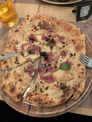 No tuna, vegan mozzarella, caramelized onions, black olives and basil 🤌 at Fratelli Panza in Udine