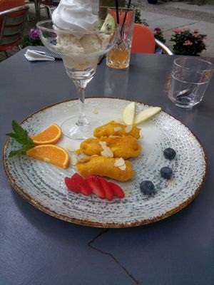 Sunkissed Banana (frittierte Bananen mit Mandeln und Abgabendicksaft) at Monchi in Leipzig