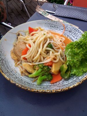 Chubby Noodles (gebratene Udonnudeln mit Gemüse und Sojahähnchen) at Monchi in Leipzig