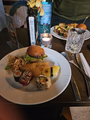 Jeden Mittwoch von 12-15Uhr gibt es ein Buffet. Kostenpunkt 15€. Auf dem Bild ist nur eine kleine Auswahl der Speisen zu sehen. Eine Reservierung ist zu empfehlen. :) at Monchi in Leipzig