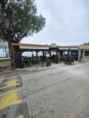 Outdoor seating at To Tzitziki Sto Almiriki in Crete