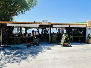Dinning by the sea  at To Tzitziki Sto Almiriki in Crete