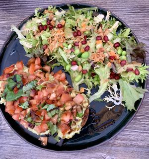 Bruschetta mit Avocado und einen Salat  at Dalu in De Haan