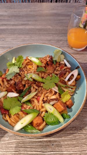 Lekkere teriyaki tofu udon  noodles gegeten. at Dalu in De Haan