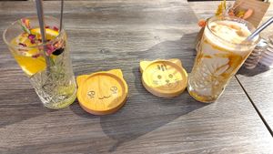 Home made limonade en caramel iced latte at Dalu in De Haan