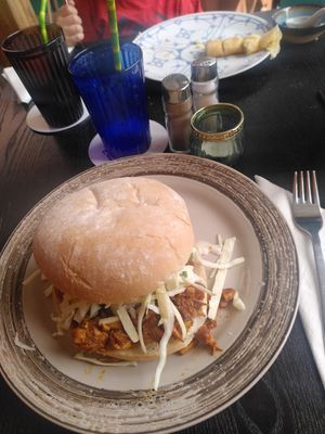 Vegan jackfruit burger and vegetarian pancake at Must Be Loof in Ghent
