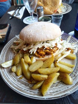 jackfruit burger ('Jumping jackfruit flash') at Must Be Loof in Ghent