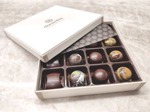 Caja con bombones variados. De café, de matcha, de praliné de avellana, de naranja, de vainilla,... at Clorawfila in Sant Cugat Del Valles