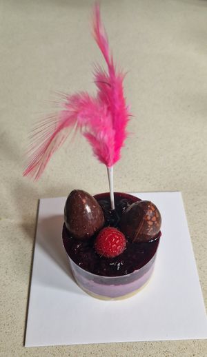 A més a més de les Mones (fantàstiques) que ja tenen, en vaig crear una d'individual amb un dels altres pastissos individuals i dos dels seus ouets farcits de praliné. at Clorawfila in Sant Cugat Del Valles