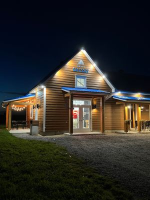 Bâtiment illuminé  at Crèmerie Le Chalet in Saint-narcisse