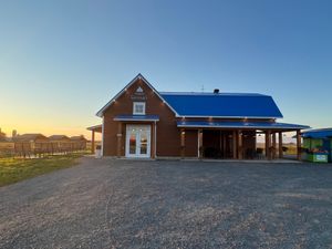 Grand stationnement  at Crèmerie Le Chalet in Saint-narcisse
