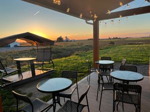 Terrasse avec vue sur la campagne  at Crèmerie Le Chalet in Saint-narcisse