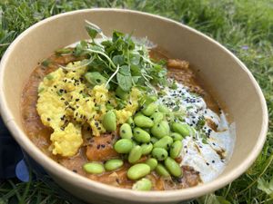 Parece pequeño, pero es un plato grande. Perfecto.   at Greens&Beans  in Bruges