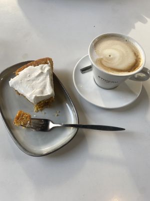 Carrot cake and cappuccino   at Radicetonda - Via Spallanzani in Milan