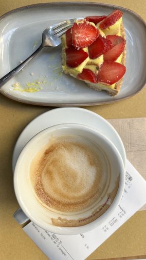 Scusate, faceva troppo gola per non iniziare. In compenso posso assicurare l'estrema bontà della torta! Potete anche vedere il prezzo dallo scontrino accanto al cappuccino😄 at Radicetonda - Via Spallanzani in Milan