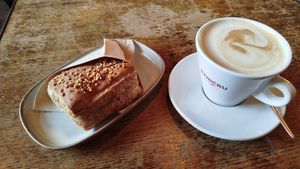 Colazione con cappuccino all'avena e saccottino alla nocciola at Radicetonda - Via Spallanzani in Milan