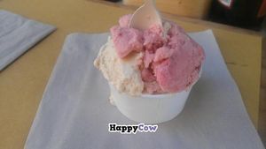 Strawberry and almond ice cream at Radicetonda - Via Spallanzani in Milan