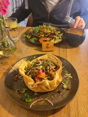 Naan Bademdjoen (vegan) & Naan Murgh (vegan) at Farèn in Maastricht