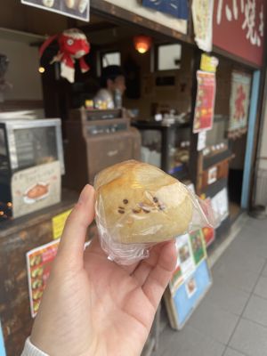 Cute little cat bread   at Taiyaki Namihei たい焼きなみへい in Kamakura