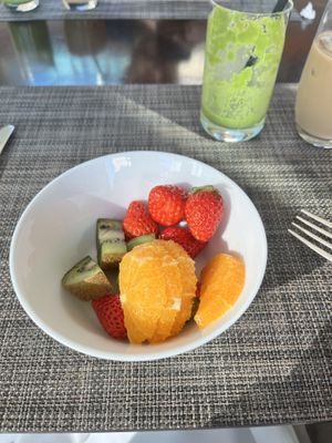 Fresh fruit and green smoothie #Veganuary at Cerise in Tokyo
