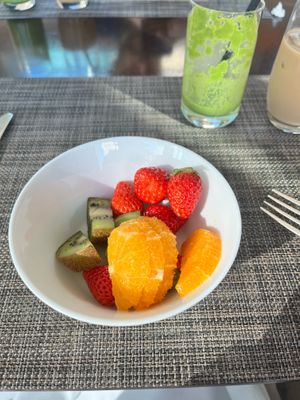 Fresh fruit and fresh green smoothie 19 Jan 2025 #Veganuary at Cerise in Tokyo
