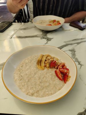 Strawberry and caramelised banana porridge 🍓 🍌 at Love Cafe in Alanya