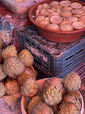 Fresh artichokes (full or cleaned)  at Pazartesi Pazarı Oba in Antalya