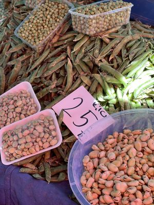 Fresh fava beans   at Pazartesi Pazarı Oba in Antalya