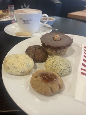 Veganes Schoko-Haselnuss-Törtchen und verschiedene vegane Kekse  at Engelsbäckerei in Bramstedt