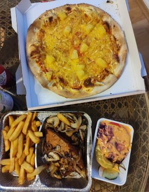 Pizza Hawaii und Schnitzel at American Grillhaus in Oberhausen