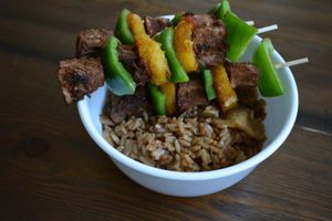 Magni Brochette - Vegan Skewer with vegan meat, served with an seasoned rice at Comptoir Alimentaire Végétalien FunnYummy in Sherbrooke