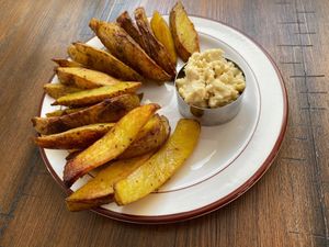 Potatoes with vegan cheese at Comptoir Alimentaire Végétalien FunnYummy in Sherbrooke