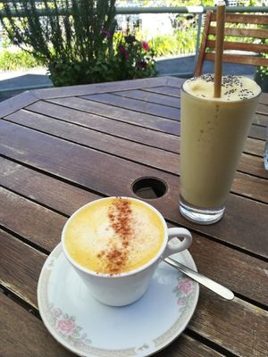 Turmeric latte and mango smoothie at Manna Haven in Byron Bay