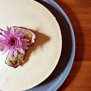 O nosso "Chesse"cake sem adição de açúcar, vegano, sem glúten e 100% cheio de sabor 🌱 at Mãe Terra in Portimao
