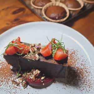 Pedaço de tentação!
Brownie de chocolate totalmente vegano sem adição de açúcares refinados e frutos vermelhos 🌱 at Mãe Terra in Portimao