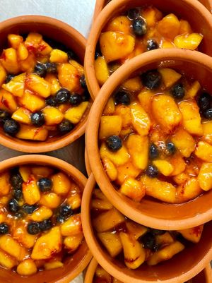 Crumble de frutas de la estación y sorbet casero 🧡 at Albertine in Colonia Del Sacramento