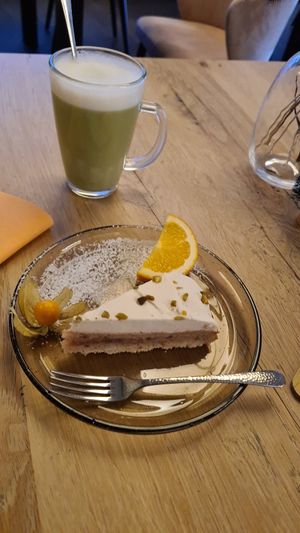 Matcha Latte mit Hafermilch und veganer Pistazienkuchen at Café Bisous in Saarbrucken