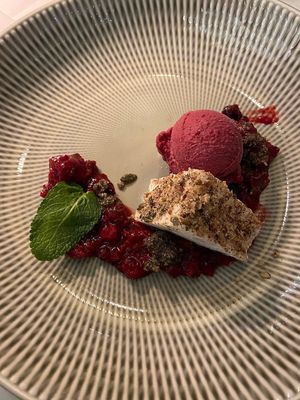 Kokos-Reis Terrine mit Cassis-Sorbet at Ringhotel Weisser Hirsch Wernigerode in Wernigerode