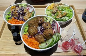 Vegan chick’en and falafel bowls  at POKAWA in Nimes