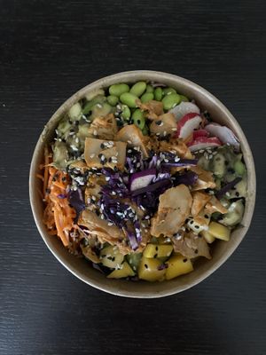 Poké aguillettes végétale with mango and extra avocado  at POKAWA in Nimes