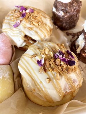 Vegan cinnabons with peanut butter and caramel at 2022_bak in Yerevan