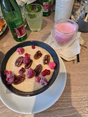 Porridge and pink superfood latte at La Mouka in Prague