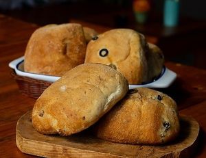 Focaccia ( aceitunas negras/verde y jitomate deshidratado) at Gordiveganos in Playa Del Carmen